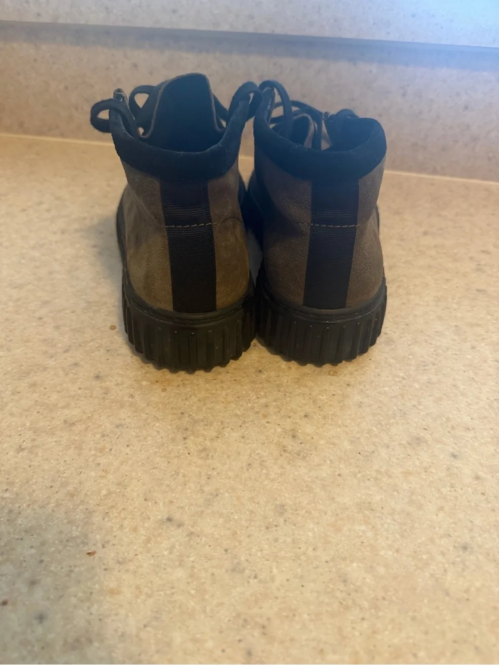 Men's Clarks Torhill High Suede Shoes in Olive Brown size 9.5